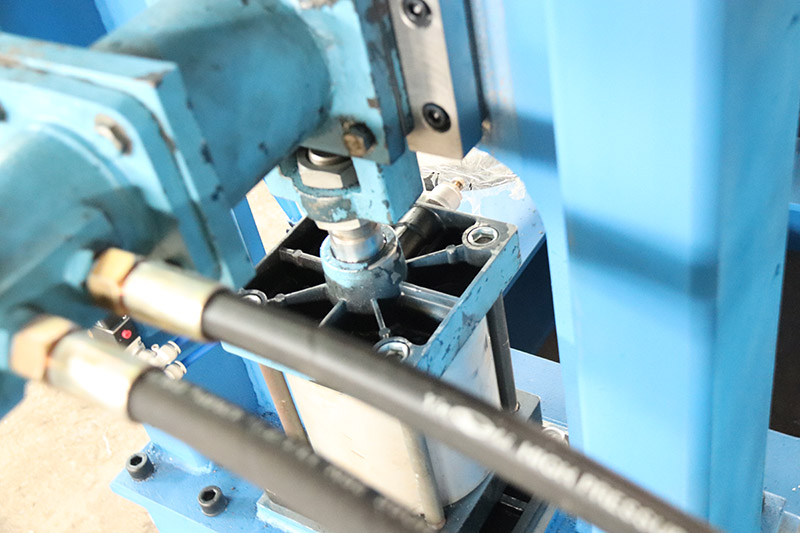 縱剪機組出口夾送近景1 縱剪機組出口夾送近景1