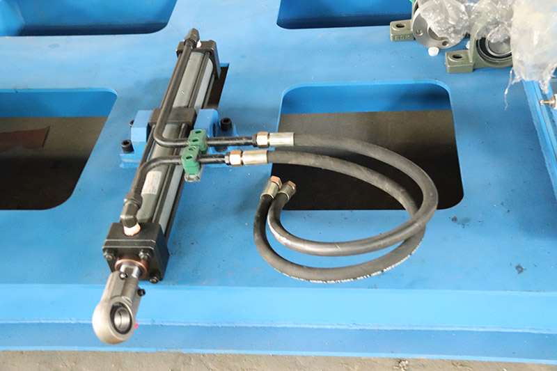 縱剪機組出口夾送近景2 縱剪機組出口夾送近景2