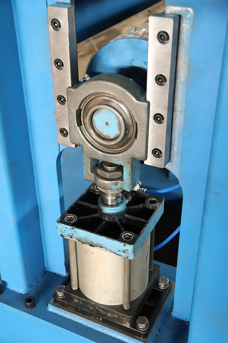 縱剪機組出口夾送近景3 縱剪機組出口夾送近景3